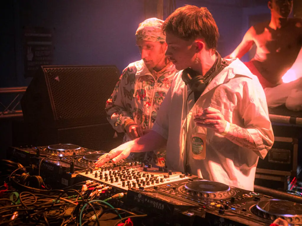 Deux DJ aux platines pendant la captation d’un DJ set en live