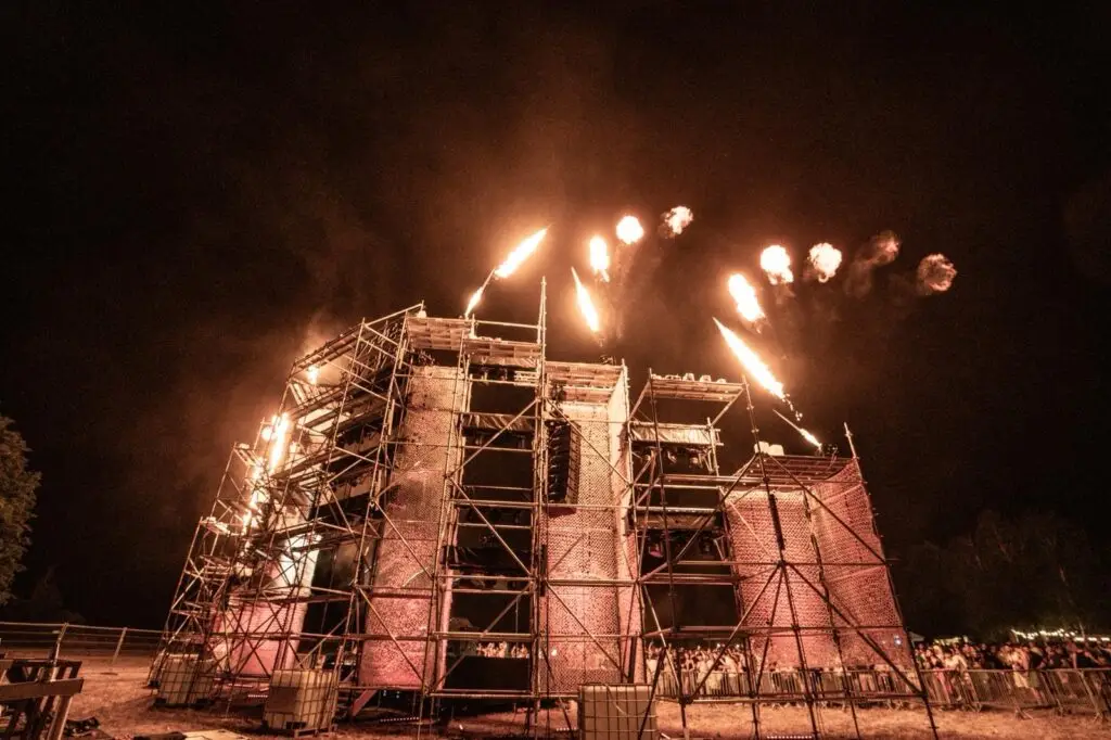 Scène de nuit avec système son et effets pyrotechniques