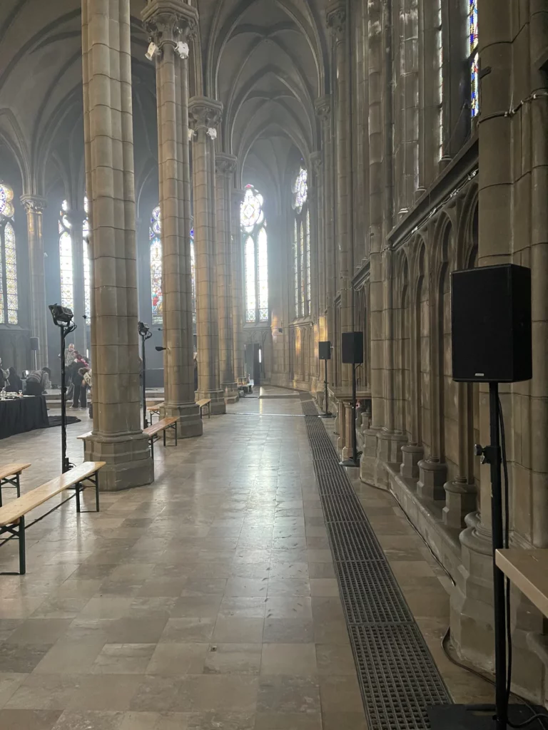 Sonorisation de la nef d’une église pour le défilé Algieri Paris Fashion Week : enceintes sur pied – Pandora Event