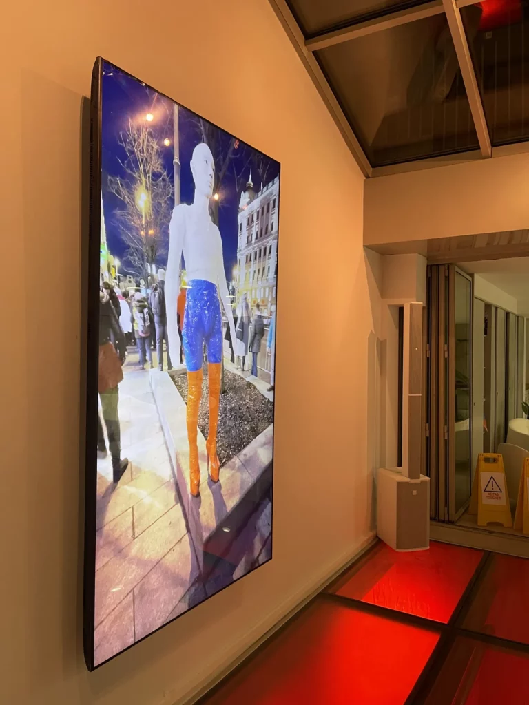 Écran vertical et sol rouge lors de l’exposition Jenna Marvin – vidéo et lumière Pandora Event