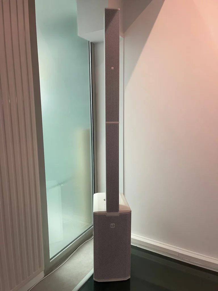 Enceinte colonne discrète installée pour l’exposition Jenna Marvin – sonorisation Pandora Event